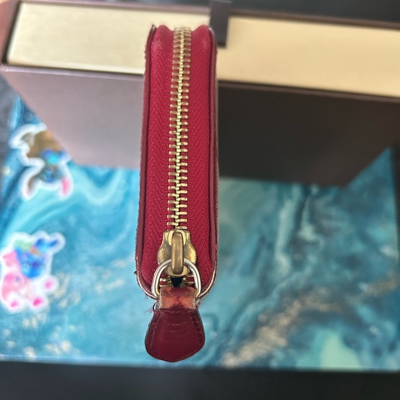 ❌❌ NOT AVAILABLE ❌❌ Beautiful Burberry Zippy Wallet - Picture 2 of 9